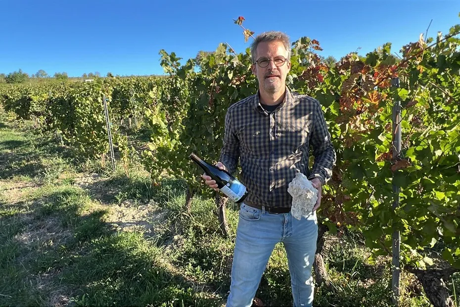 Jean-Baptiste Deroche est viticulteur dans le Puy-de-Dôme et membre du label Volcanic Origins. • © S.Barlot/FTV